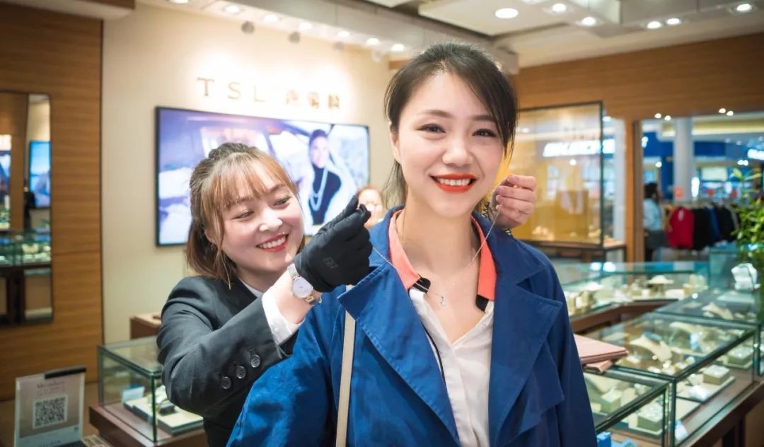 精致的女人走到哪都是靓丽的,女人只有逛街才是最开心的事