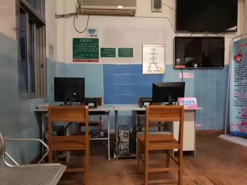 广西区妇幼被吐槽窗口低矮，孕妇要半蹲填表！院方回应：已整改