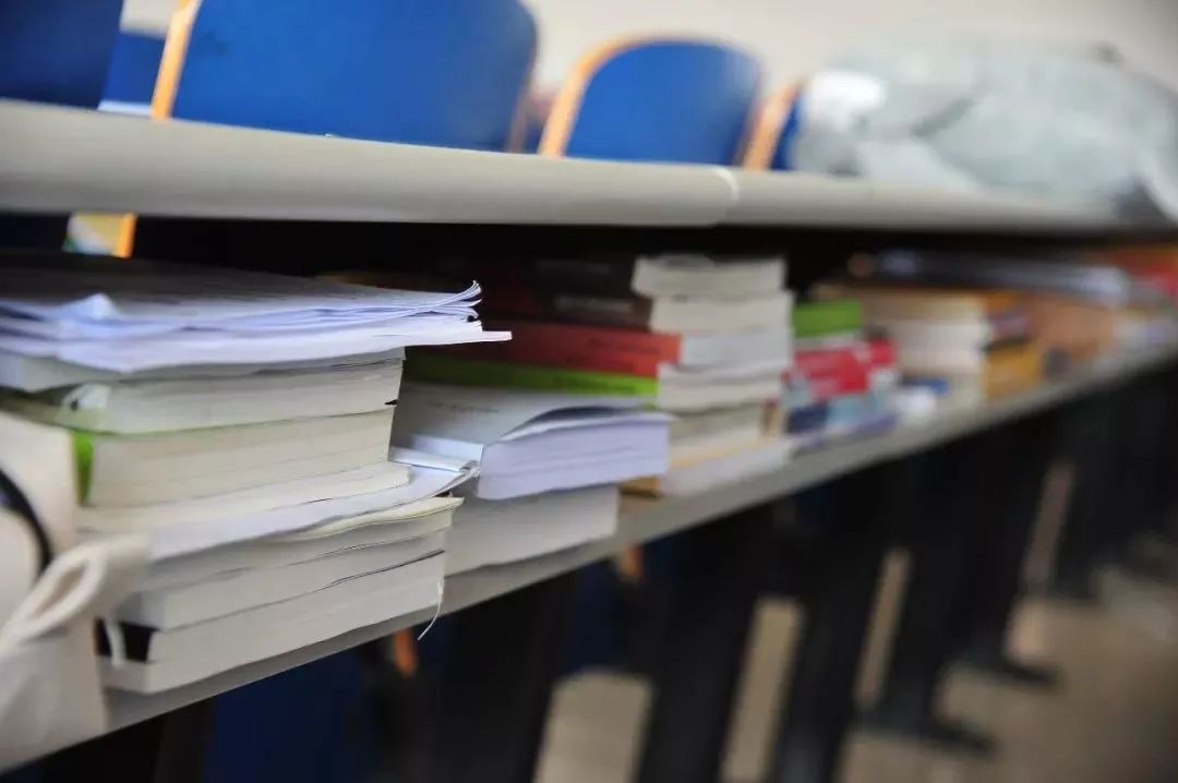 现在大学生不好当啊！学分重修要多收费，还要给家长邮寄成绩单~