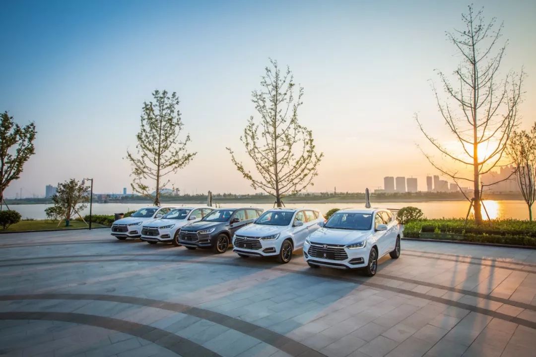 汽车玻璃起油雾是怎么回事,汽车室内玻璃去雾方法