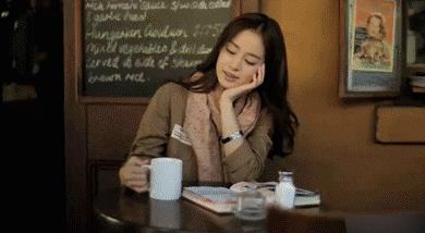 跟女神说一万句“多喝热水”，也比不上这个恒温暖杯垫！玻璃杯、瓷杯、不锈钢、牛奶盒都能使用