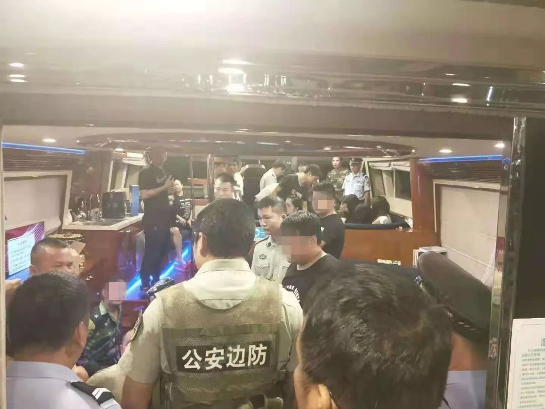 快艇出海意外翻船,一群男子租游艇出海