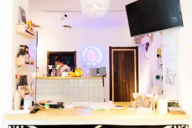 漂亮小姐姐开的网红店,高颜值小姐姐做美食