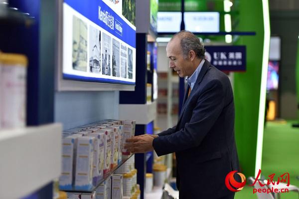 一位英国展商的进博会六天：拎着两罐奶粉签约