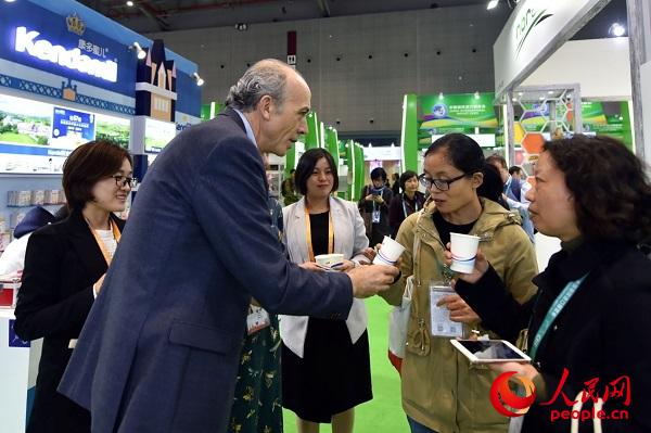 一位英国展商的进博会六天：拎着两罐奶粉签约