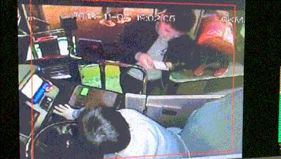 公交车上醉酒男子掐住司机脖子,醉酒男坐公交被掐脖子