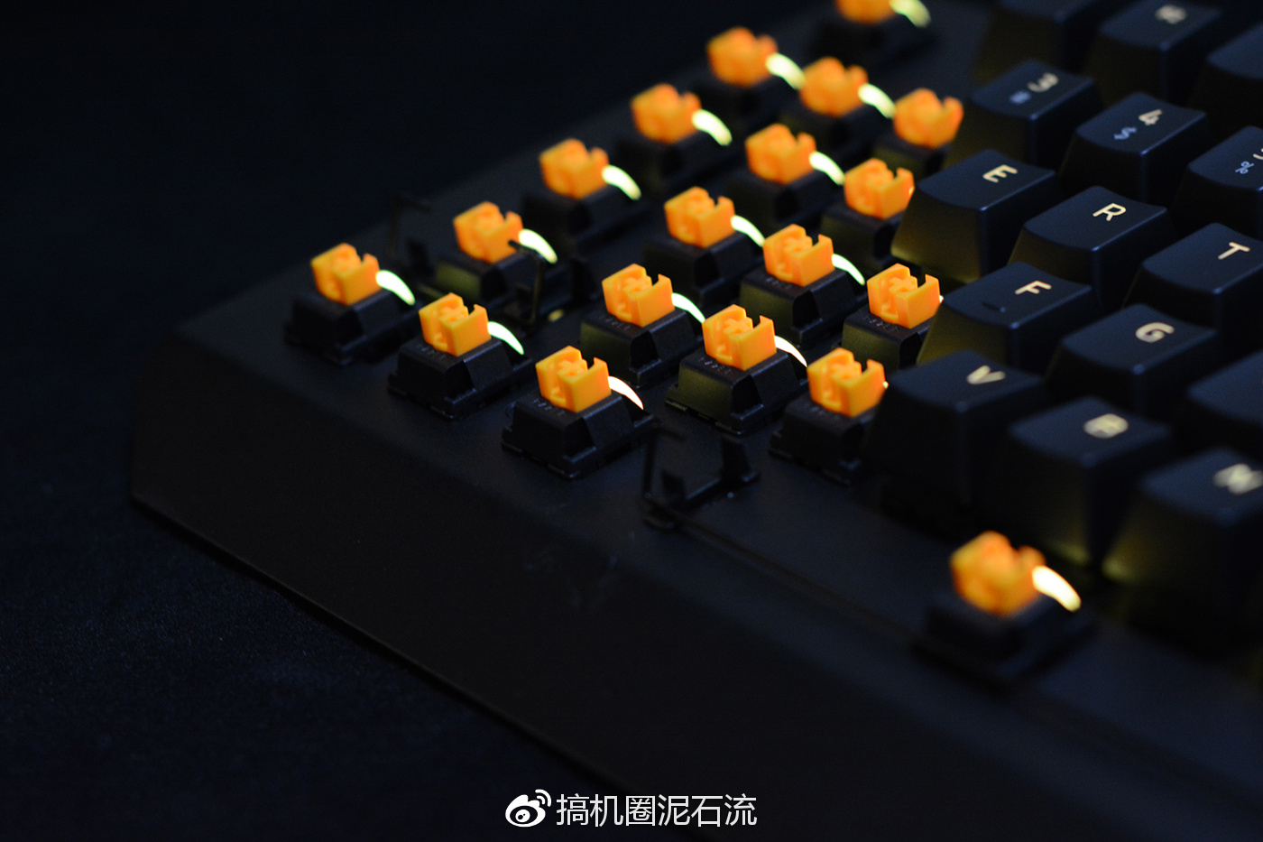 黑寡妇蜘蛛v2橙轴,黑寡妇蜘蛛x竞技版87键是单光吗