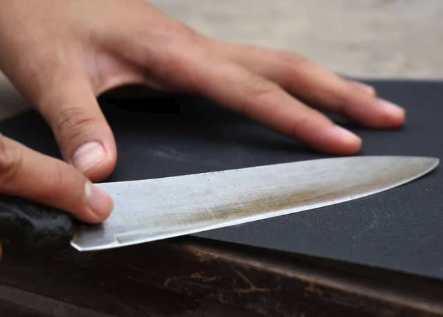 菜刀变钝了怎么办?4个居家小窍门让它更锋利,超级省时省力
