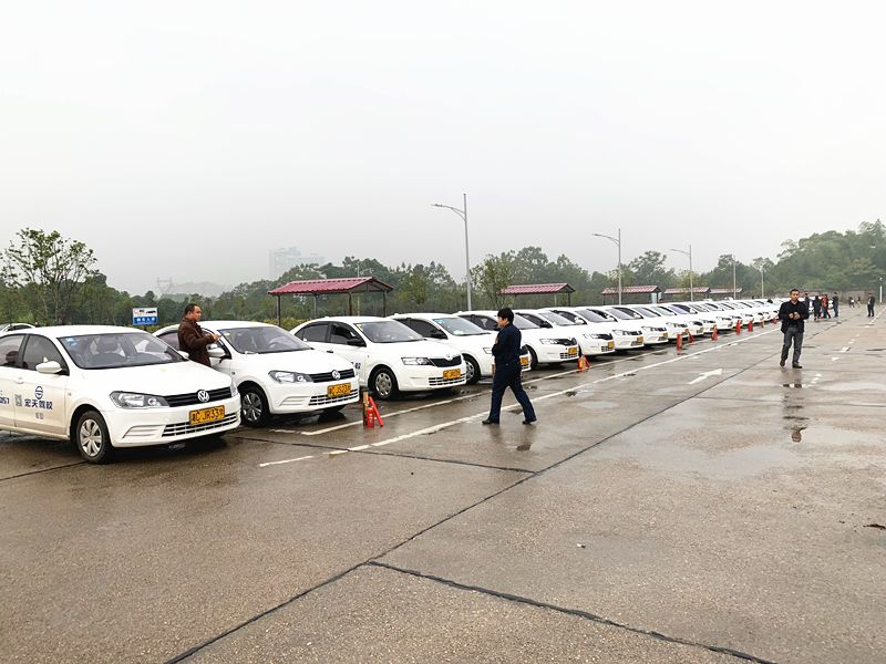 教练车整齐的排成一排,教练车整齐的排成一排壮观