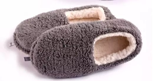 这是一双乳胶棉拖，跳跃在云端之巅的曼妙，穿上3秒就暖脚！