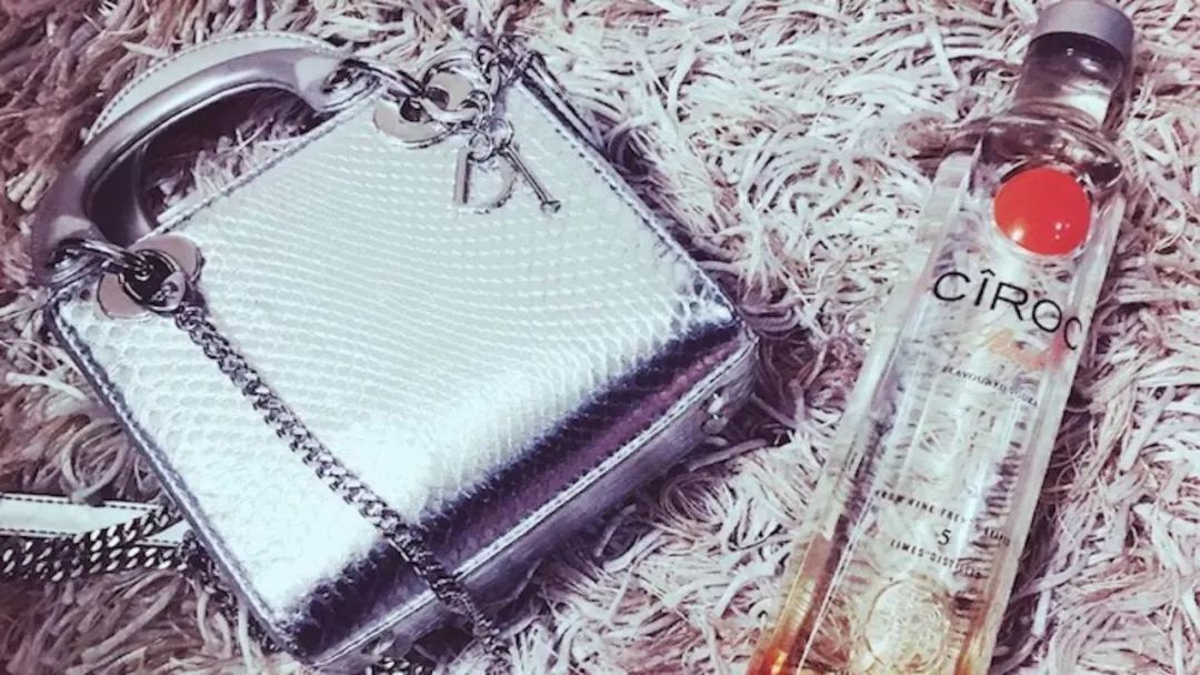 呵呵！温哥华中国留学生自述被三个“干爹”*养包**：“我们只是在恋爱而已”