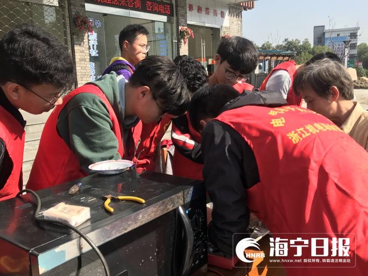 海宁长安街头出现一支红色小分队!工科男们用公益暖化小城