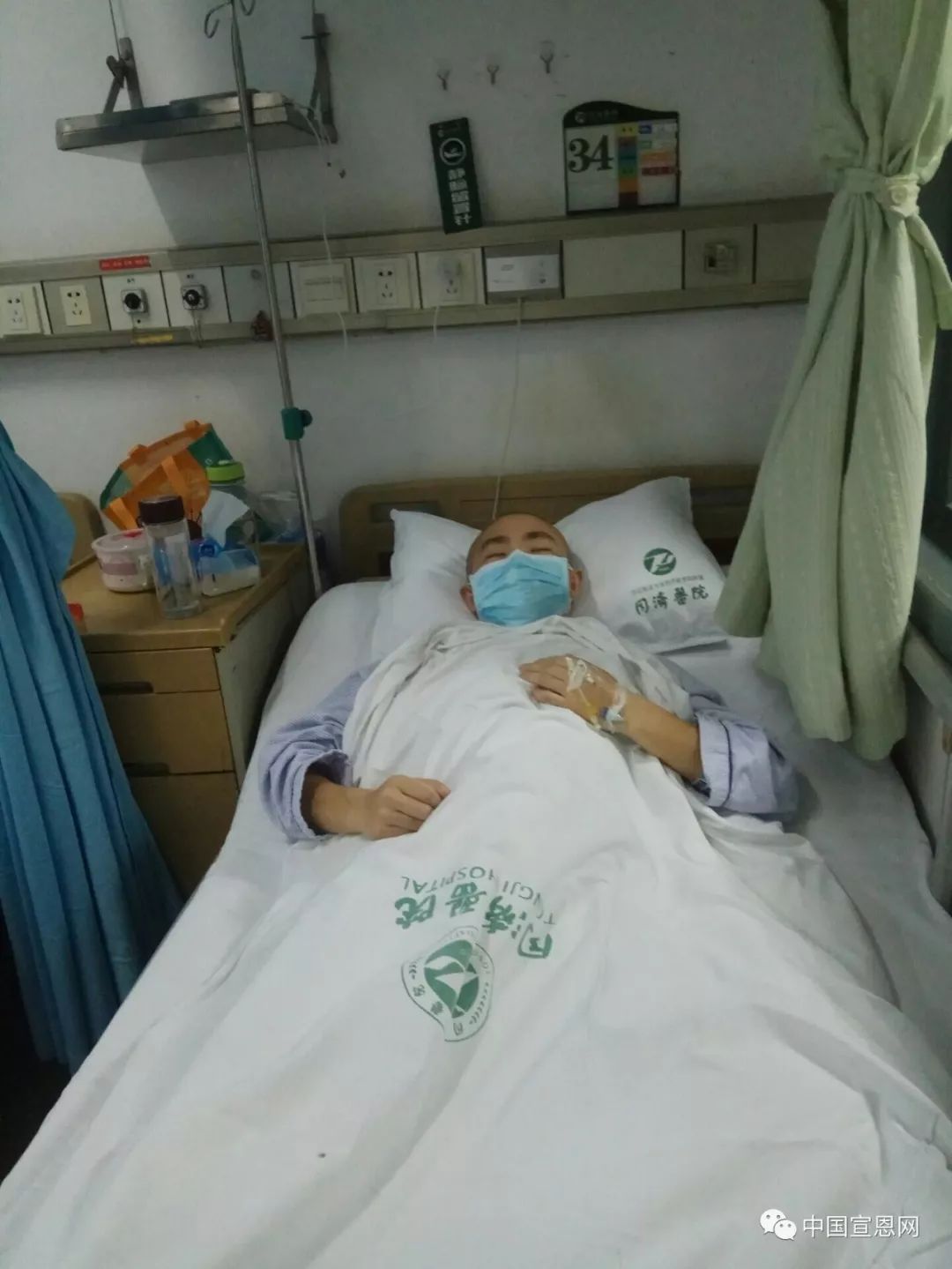 爱心接力助老人走出困境,父子爱心接力为福利院老人送温暖