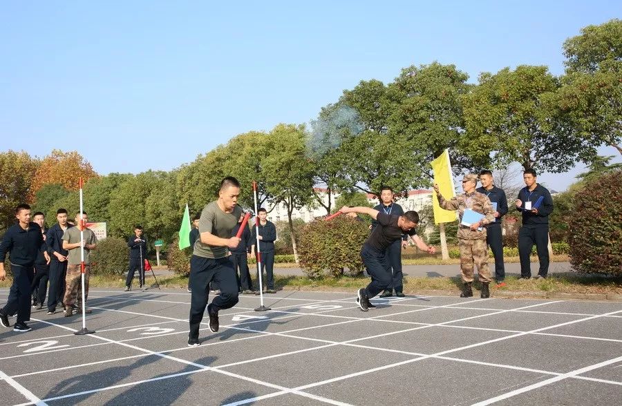 解放军运动会扛着炮跃过障碍,直击军体运动会