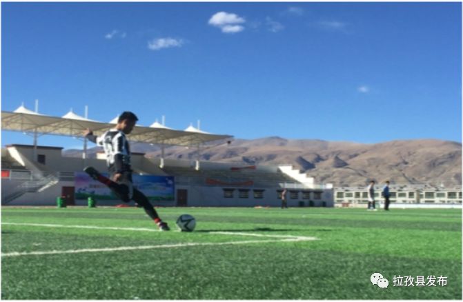 「友谊比赛」拉孜县曲玛乡中心小学与拉孜镇中心小学开展足球友谊比赛活动