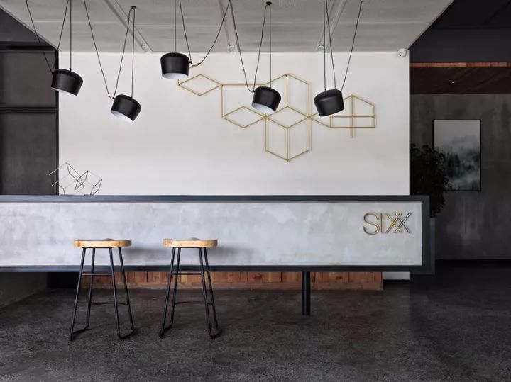 自称“射鸡师”！这个“不太正经”的设计师把酒店开了半个中国，今年终于到杭州了！