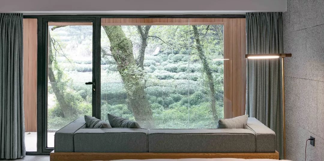 自称“射鸡师”！这个“不太正经”的设计师把酒店开了半个中国，今年终于到杭州了！