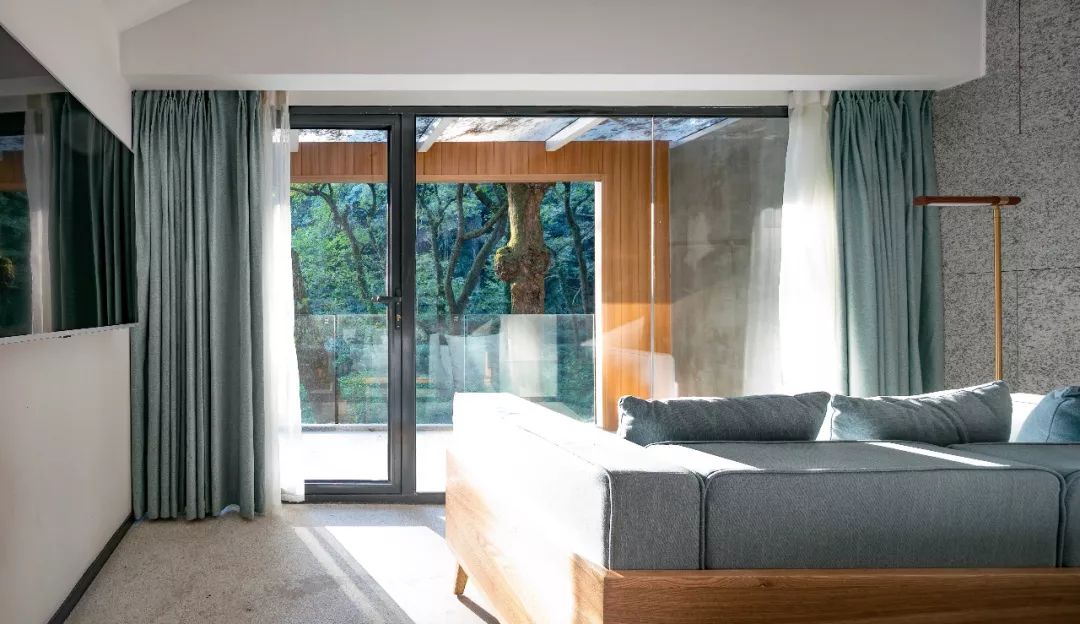 自称“射鸡师”！这个“不太正经”的设计师把酒店开了半个中国，今年终于到杭州了！