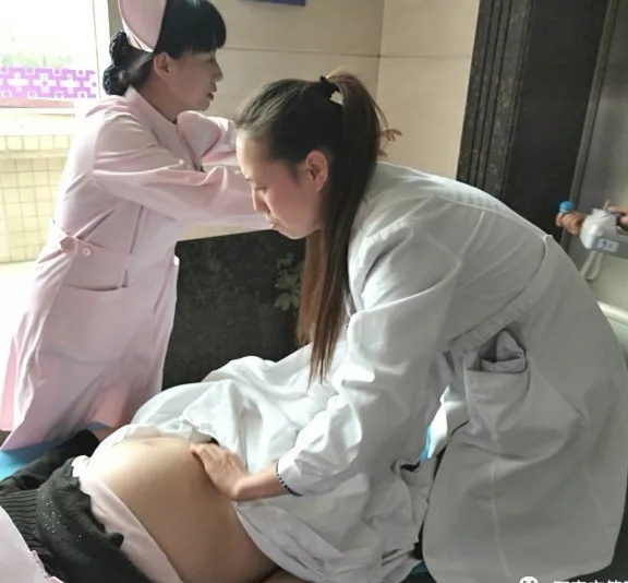 跪着托举胎儿14分钟这位爱心医生“跪姿”好暖心
