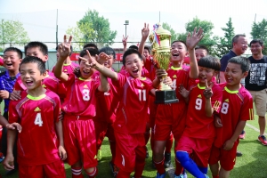 在足球中成长,足球相伴快乐成长