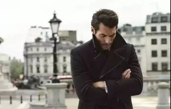 金丝绒衣服沾灰粘毛怎么办,衣服很容易粘毛沾灰