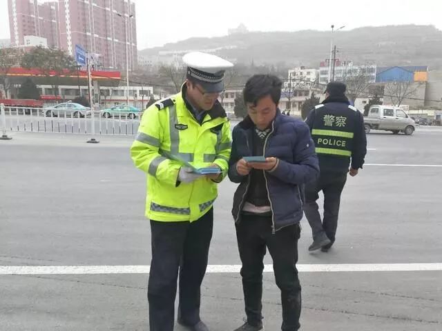 榆中公安开展“122”全国交通安全日主题宣传活动