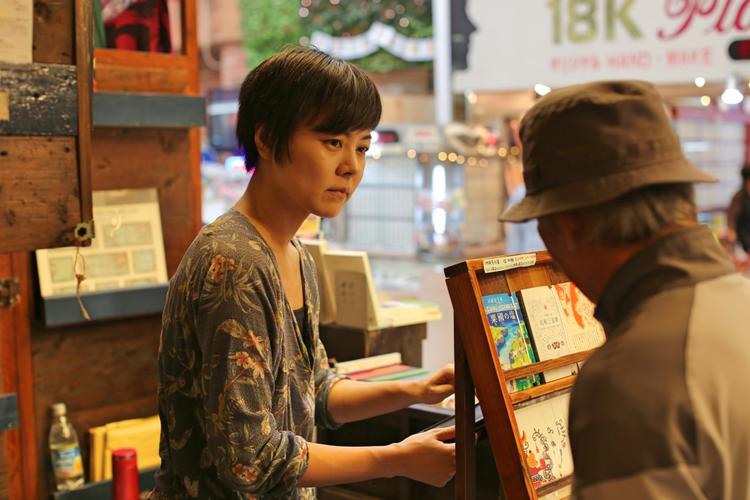 离开东京，去冲绳开一家5.5平米的旧书店！｜吉井忍的二次会