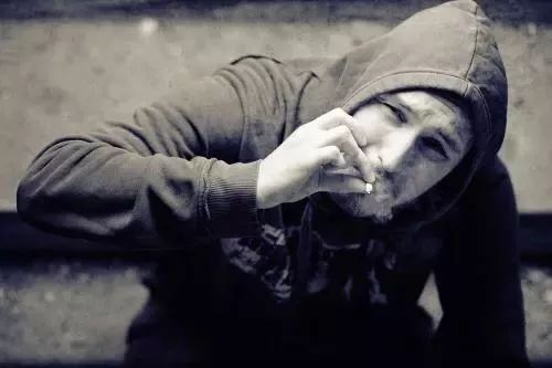 帮朋友买药被判刑,学生帮朋友买东西犯法吗