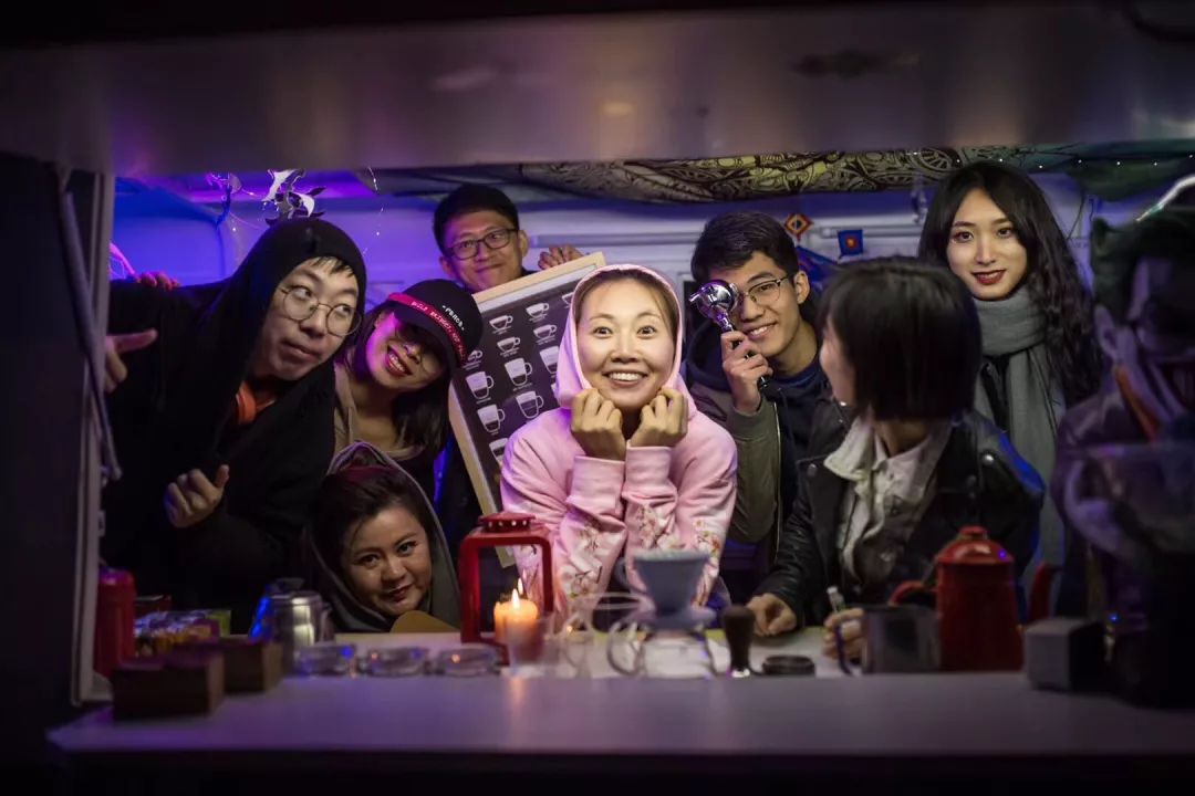 那个开着旅行咖啡车的女孩，暂别荒野重返都市