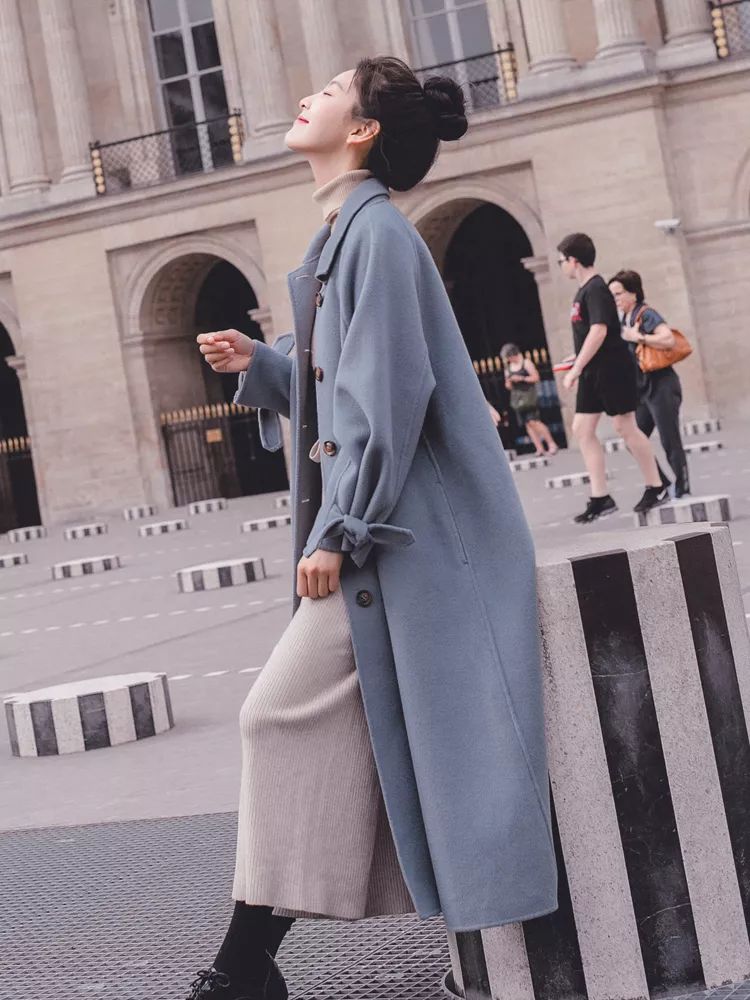 别再穿黑色了，这个颜色今年超流行，百搭时髦还显白显气质