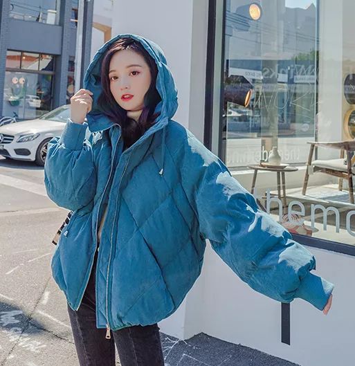 别再穿黑色了，这个颜色今年超流行，百搭时髦还显白显气质