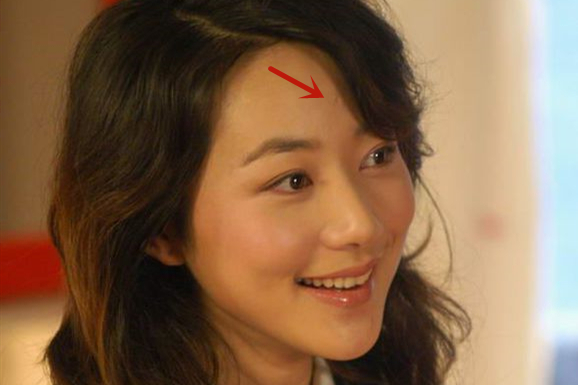 韩雪穿白衬衫配半身裙优雅又高级,韩雪穿着黑色开叉礼服唱歌