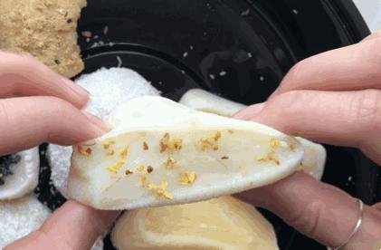 小申亲测｜小申亲测｜雨天也排长队！魔都这家古早味糕点店突然蹿红，口味么……