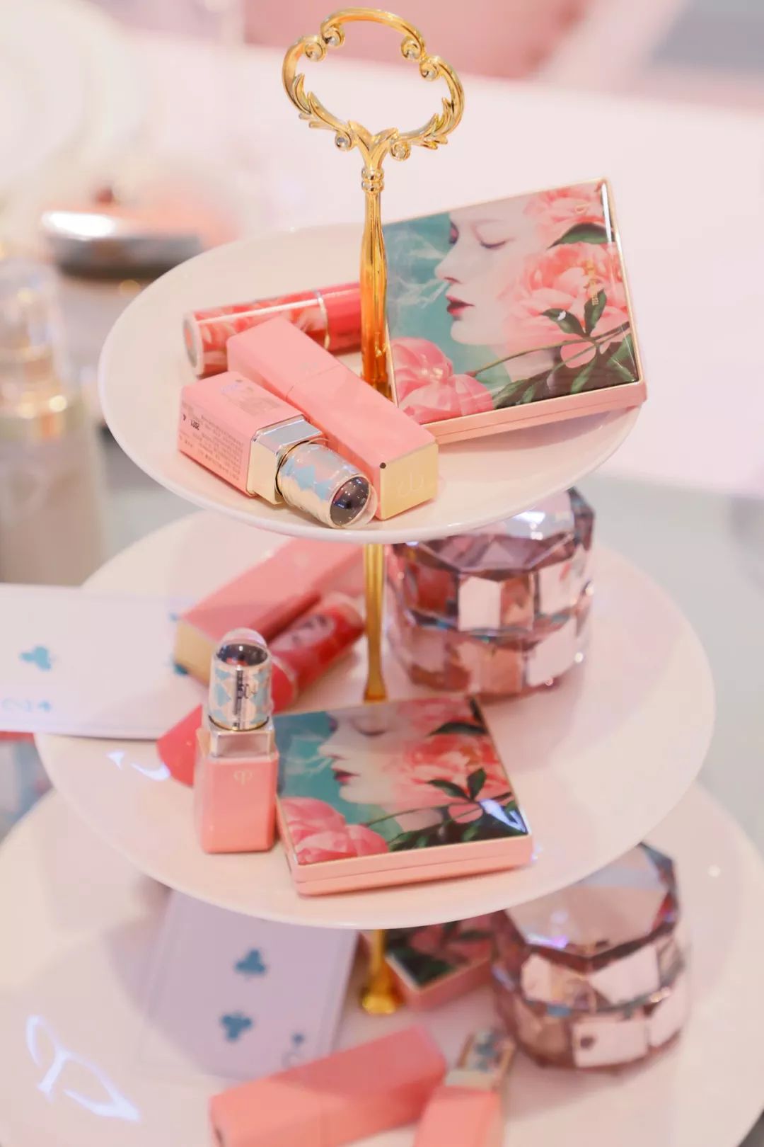 恃美行凶在线抢钱｜CPB圣诞限量系列美得不！合！法！