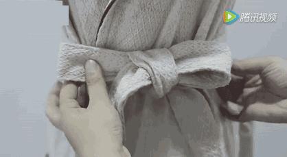 毛衣该不该收起来,毛衣腰侧边上有根带子怎么系好看