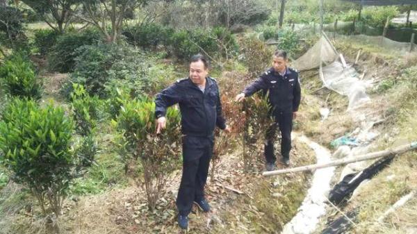 潮汕民警抱住凶徒那刻，他被一桶硫酸从头浇下……