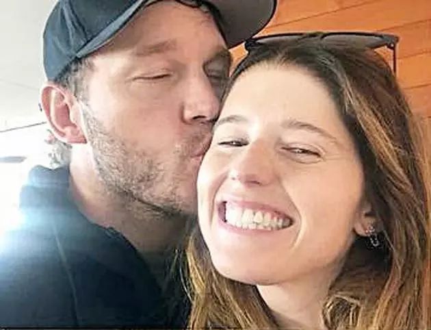 影视日报|《延禧攻略》版权卖90国梅艳芳逝世15周年梅妈*放播**爱女美国演出纪念;欧阳娜娜推销祛痘药膏医师指正:那是涂私密处的