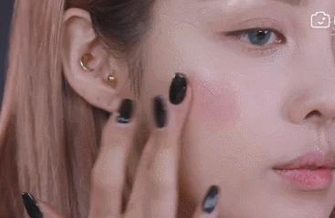 玄彬跨美妆届！“挂彩腮红”好美