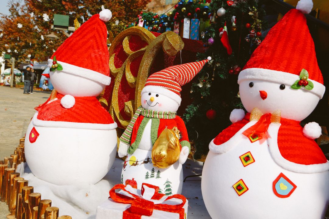 上海欢乐谷嗨翻了!50万㎡华灯齐放、圣诞市集、狂欢盛典,还能与偶像零距离接触……