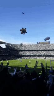 球迷们自发献爱心，西甲赛场下起了一场“玩具雨”