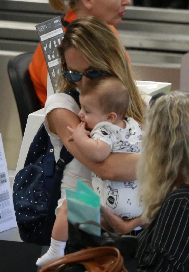 超模糖糖晒宝宝照片,超模糖糖穿金色鱼尾裙出席电影节