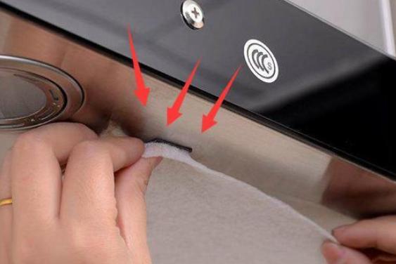 厨房油烟机下面贴油纸,油烟机上面贴纸好清理