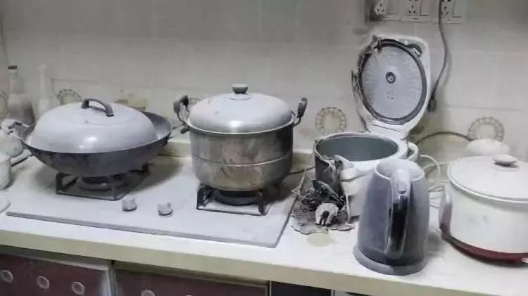 拦得好！电饭煲起火，妈妈端起水的瞬间被儿子拦下