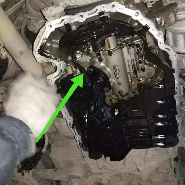 大众迈腾发动机侧边盖漏油,老迈腾发动机漏油怎么办