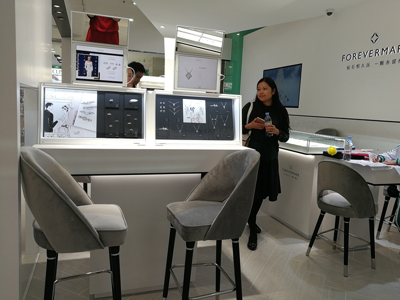 看好钻石自购市场，戴比尔斯永恒印记开独立零售店