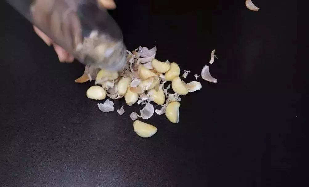 大蒜快速剥皮,大蒜快速剥皮妙招