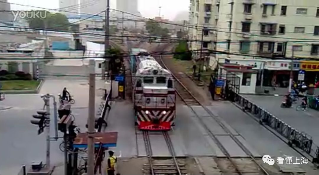 马路道口菱形标志,马路道口鬼探头