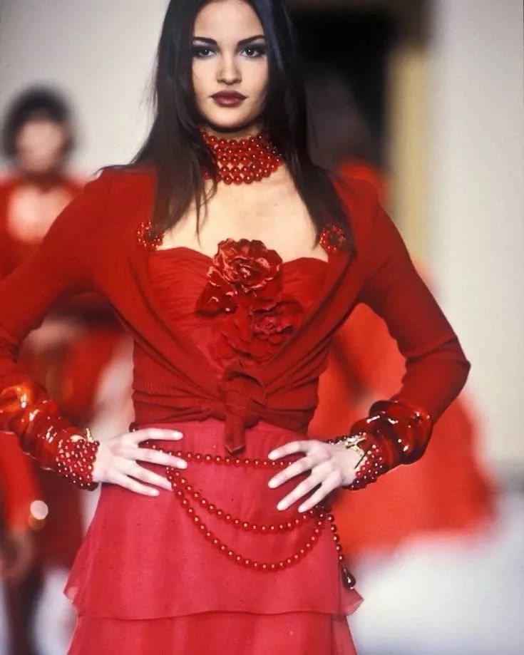 李宇春易烊千玺演绎时代感,易烊千玺穿中国红