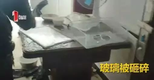 房子租给一对年轻人开门后续,房东将房子租给了一对小夫妻