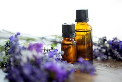 热敷胸部真的可以丰胸,乳房按摩可以丰胸的谣言